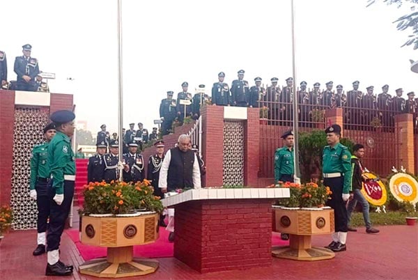 রাজারবাগে স্বরাষ্ট্রমন্ত্রী ও আইজিপির শ্রদ্ধা 