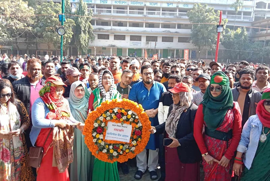 চট্টগ্রাম মহানগরের কেন্দ্রীয় শহীদ মিনারে মীর হেলালের শ্রদ্ধা