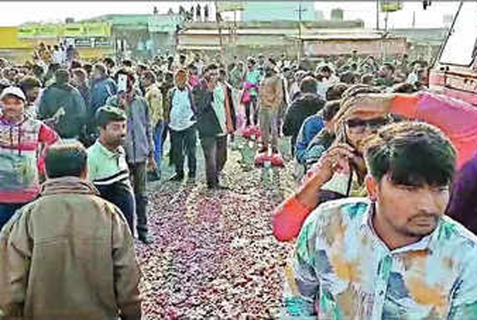 পিঁয়াজ রপ্তানির ওপর ভারতের নিষেধাজ্ঞার প্রতিবাদে রাস্তায় কৃষক-ব্যবসায়ীরা

