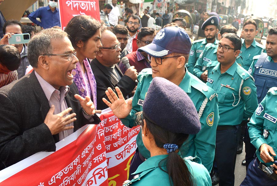 বরিশালে নির্বাচন কার্যালয় অভিমুখে বাম জোটের মিছিলে পুলিশের বাধা