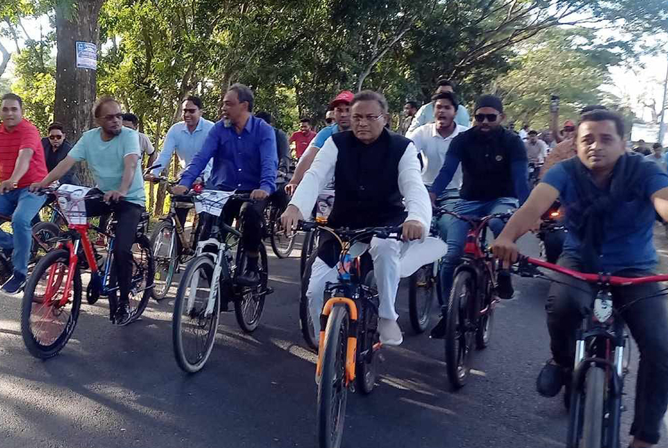 সাইকেল চালিয়ে নির্বাচনি প্রচারণা শুরু করলেন তথ্যমন্ত্রী