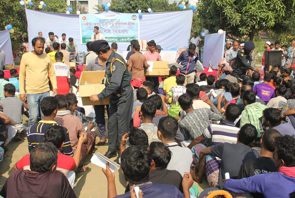 অসহায় দুস্থ বন্দীদের মাঝে শীত বস্ত্র বিতরণ