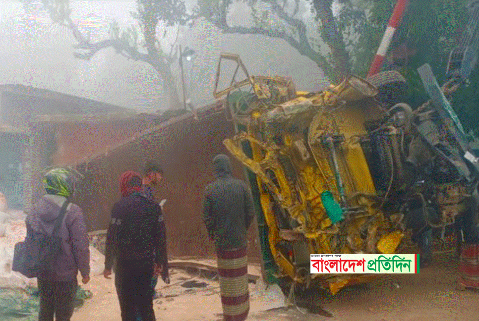 রেলক্রসিংয়ে ট্রেনের ধাক্কায় ট্রাকের চালক ও হেলপার নিহত