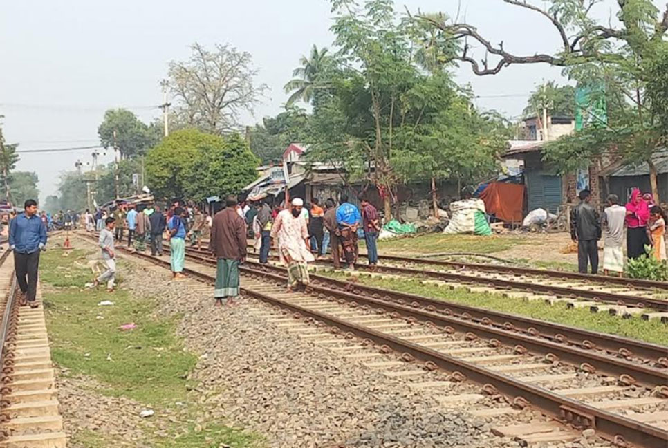 জয়পুরহাটে ট্রেনের ধাক্কায় এক ব্যক্তির মৃত্যু