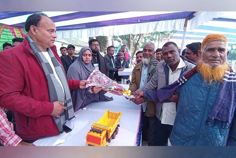 ফুলছড়ি-সাঘাটায় ট্রাক মার্কার প্রচারণায় ব্যস্ত বুবলী