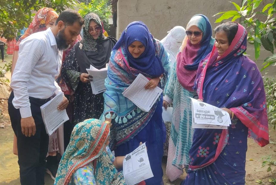 স্বামীর জন্য ভোট চাইতে ভোটারদের দ্বারে দ্বারে নীপা চৌধুরী