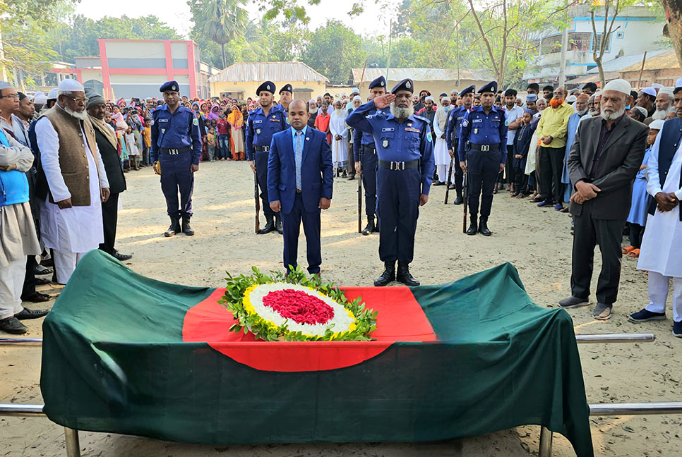 জয়পুরহাটে রাষ্ট্রীয় মর্যাদায় বীর মুক্তিযোদ্ধা মোফাজ্জল হোসেনের দাফন সম্পন্ন