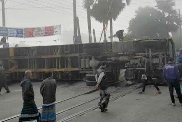 লরি উল্টে ঢাকা-চট্টগ্রাম রুটের ডাউন লাইনে ট্রেন চলাচল বন্ধ