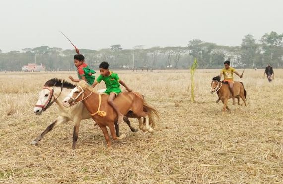 বিশ্বনাথে ঐতিহ্যবাহী ঘোড়দৌড় প্রতিযোগিতার আয়োজন 