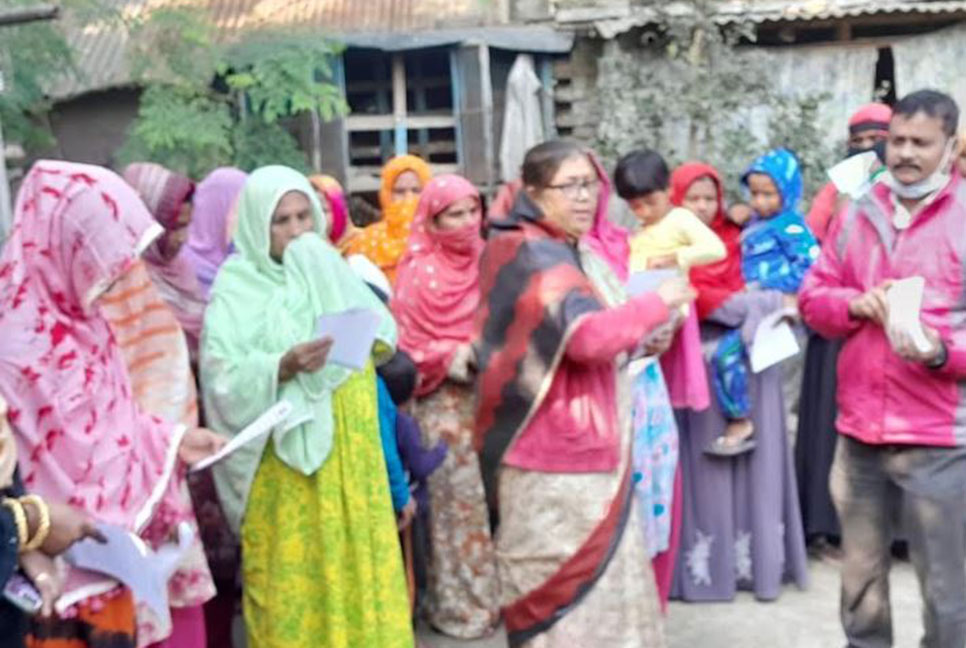 কুষ্টিয়ায় বিএনপির উঠান বৈঠকে লিফলেট বিতরণ 