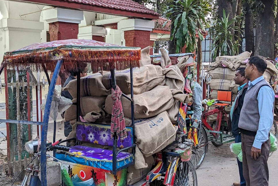 রংপুরে নির্বাচনি সামগ্রী পৌঁছেছে