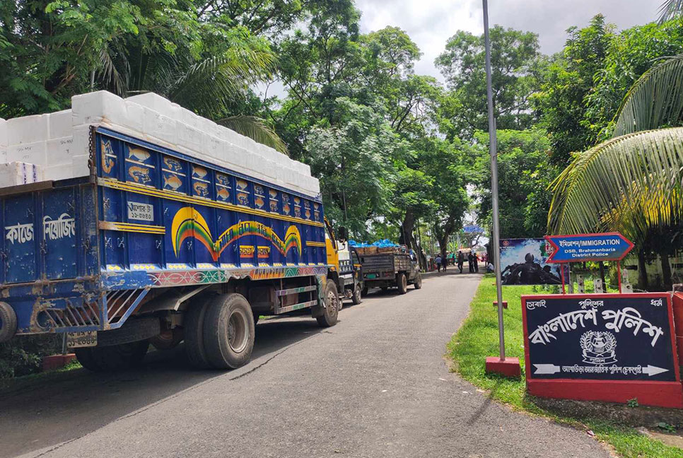 তিনদিনের ছুটিতে আখাউড়া স্থল বন্দর