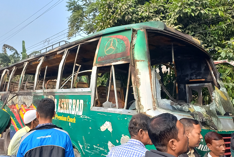 চাঁদপুরে বাসে আগুন, হেলপার দগ্ধ