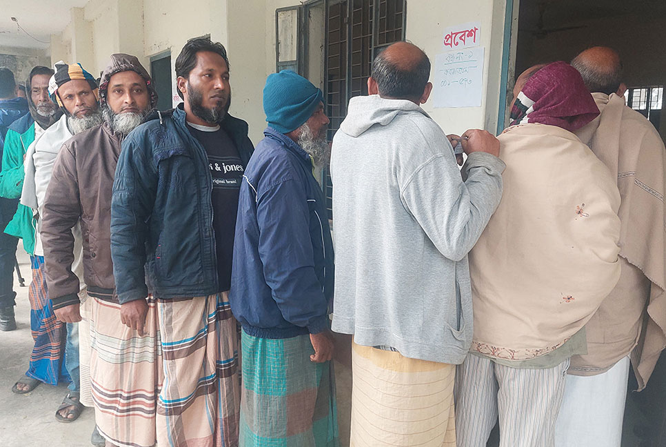 নওগাঁয় ভোটগ্রহণ চলছে