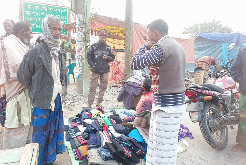 তীব্র শীতে গরম কাপড়ের কদর বাড়ছে