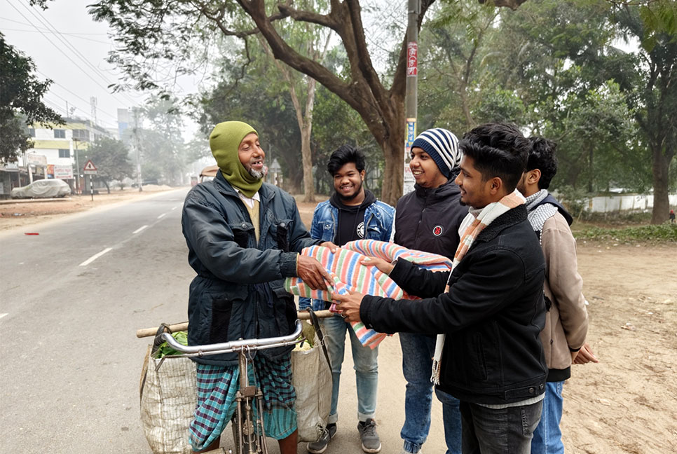 দিনাজপুরে শীতার্তদের মাঝে কম্বল বিতরণ