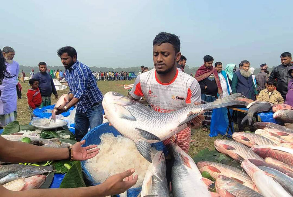 কালীগঞ্জে মাছের মেলায় মানুষের ঢল