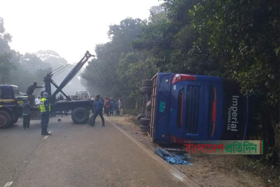 চকরিয়ায় যাত্রীবাহী বাস উল্টে খাদে পড়ে ৬ যাত্রী আহত