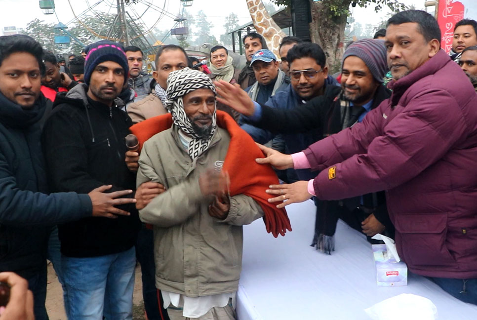 
ঠাকুরগাঁওয়ে শীতার্তদের মাঝে কম্বল বিতরণ