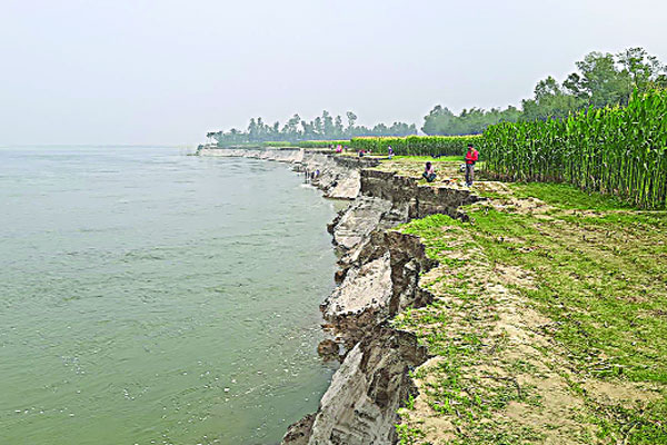 অসময়ে ভাঙছে ব্রহ্মপুত্র