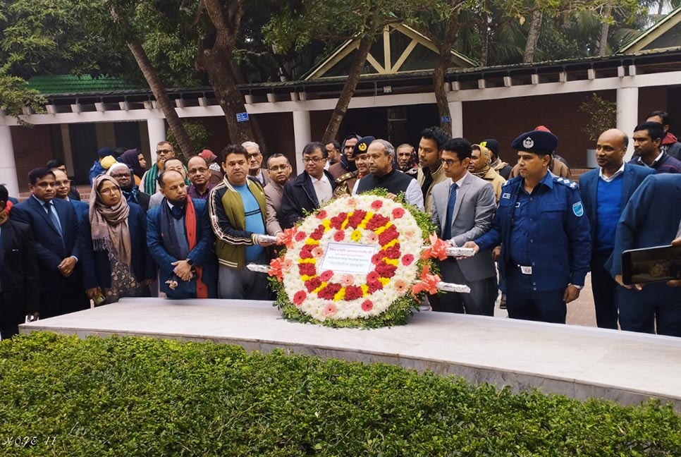 জাতীর পিতার সমাধিতে বিজ্ঞান ও প্রযুক্তিমন্ত্রীর শ্রদ্ধা
