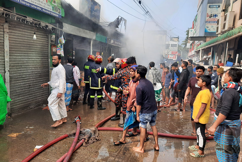 লক্ষ্মীপুরে আগুনে পুড়েছে ৪ দোকান