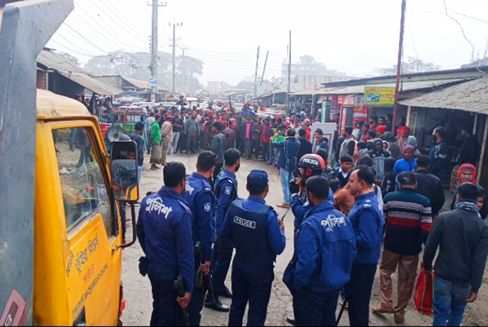 নেত্রকোনায় সিএনজি চালকদের বিরুদ্ধে ট্রাফিক পুলিশকে মারধরের অভিযোগ