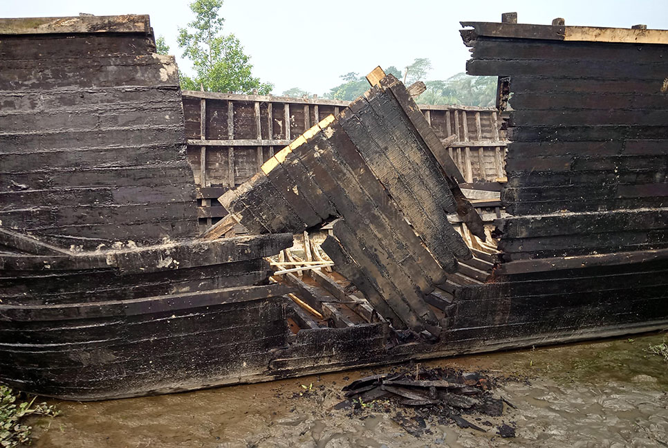 সুন্দরবনে আহরণের বাওয়ালী নৌকায় দুর্বৃত্তের আগুন