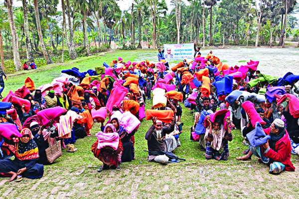 বসুন্ধরার কম্বল পেয়ে পটুয়াখালী নওগাঁর শীতার্তদের মুখে হাসি