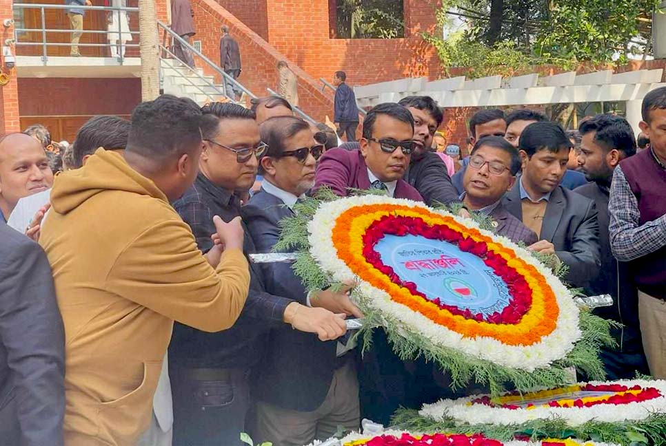 জাতির জনকের সমাধিতে বাংলাদেশ সিভিল সার্ভিস (ট্যাকসেশন) এসোসিয়েশনের শ্রদ্ধা