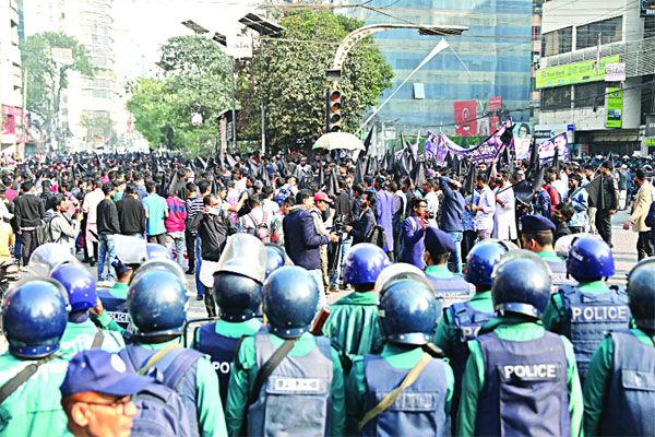 সরকারের বিদায়ঘণ্টা বাজবে : মঈন