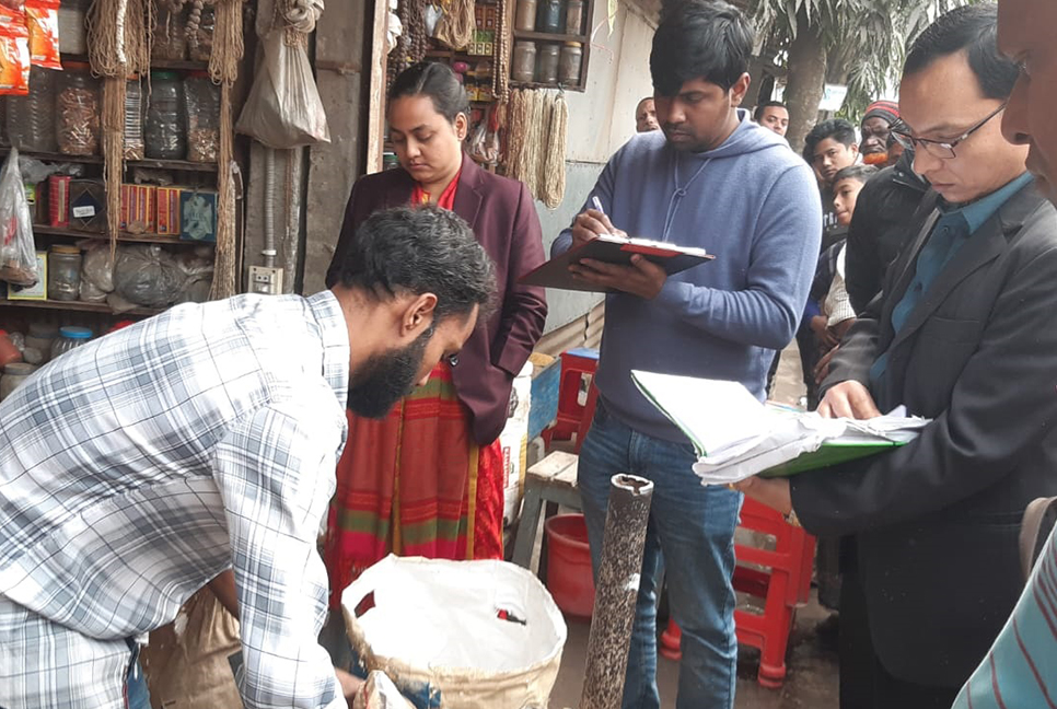 দোকানে পলিথিনের শপিং ব্যাগ, গুণতে হলো জরিমানা