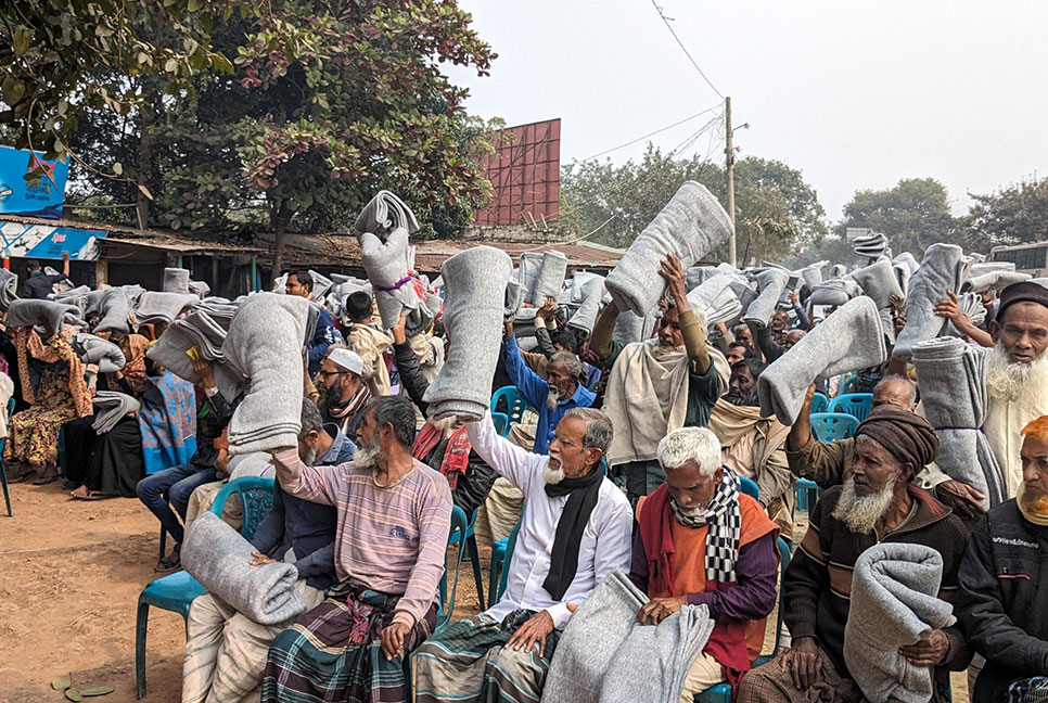 বড়াইগ্রামে দরিদ্রদের মাঝে কম্বল বিতরণ