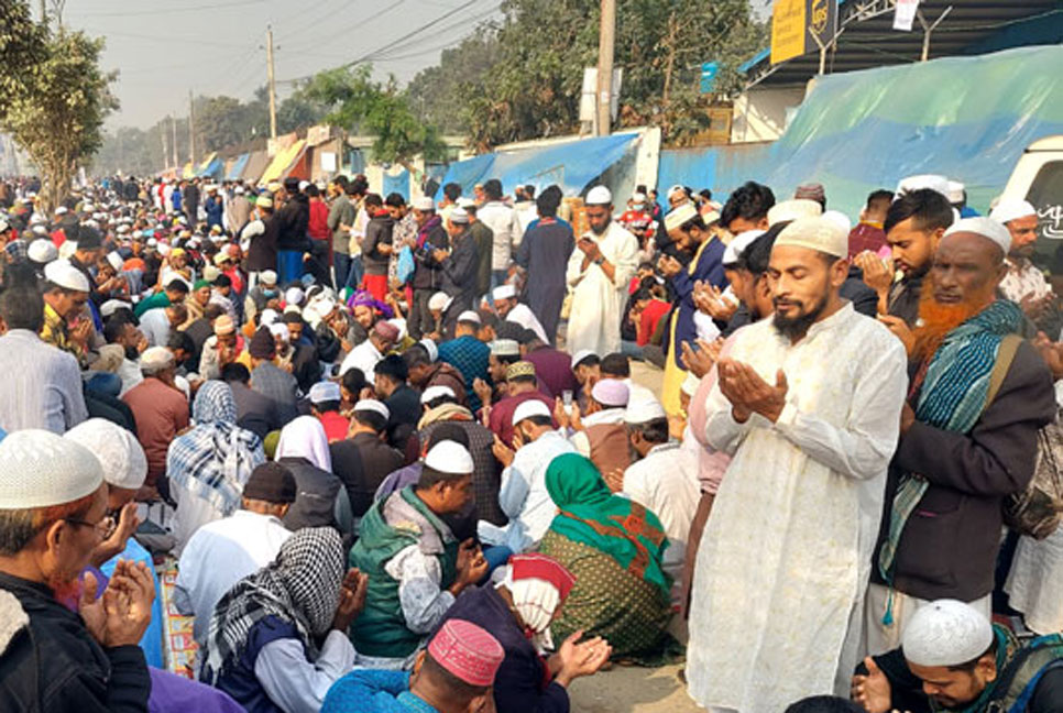 আখেরি মোনাজাতে শেষ হল বিশ্ব ইজতেমার প্রথম পর্ব