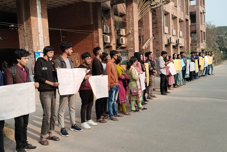 জাবিতে ধর্ষণের ঘটনায় প্রধান আসামিসহ পলাতক ২, আন্দোলন অব্যাহত