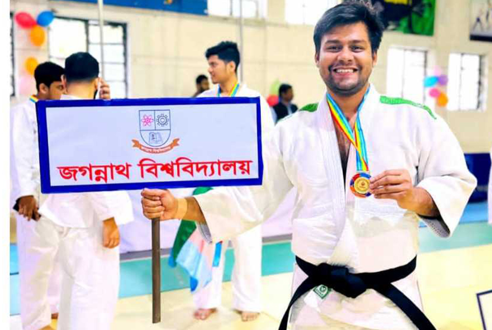 আন্তবিশ্ববিদ্যালয় জুডোতে স্বর্ণপদক জিতলেন জবির আকিব