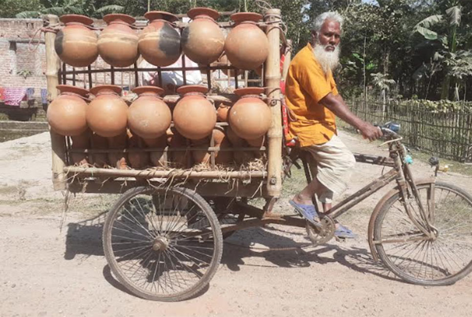 নীলফামারীতে মাটির তৈজসপত্রে জীবিকা 