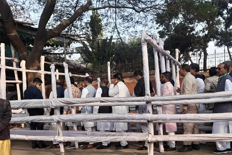 বিশেষ বর্ধিত সভায় গণভবনে প্রবেশ করছেন আওয়ামী লীগ নেতারা