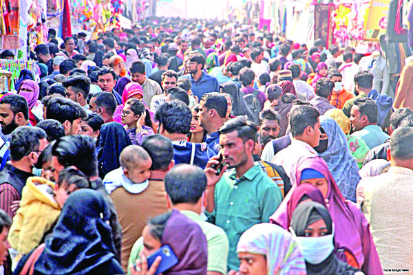 ছুটির দিনে ক্রেতা-দর্শনার্থীর পদচারণে জমজমাট