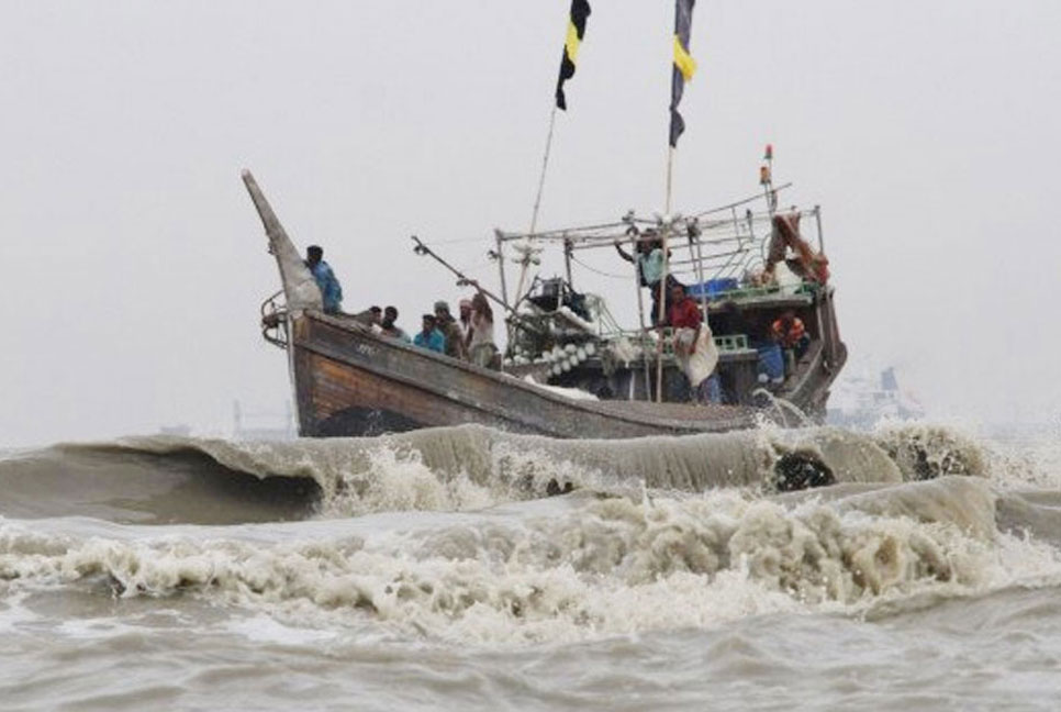 বঙ্গোপসাগরে ট্রলারডুবি : ১০ ঘন্টা পর ১৮ জেলেকে উদ্ধার