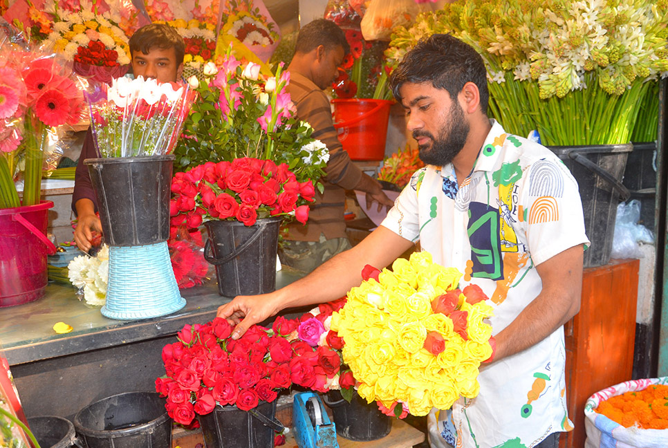 বগুড়ায় জমজমাট ফুল বাজার