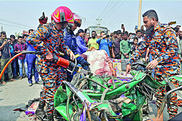 বাসচাপায় গেল সাত প্রাণ