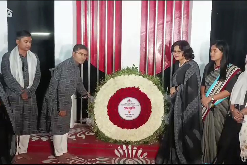 একুশের প্রথম প্রহরে নরসিংদীতে ভাষা শহীদদের প্রতি শ্রদ্ধা 