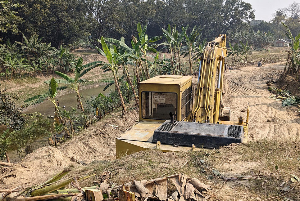 বড়াইগ্রামে অবাধে নদী খননের মাটি বিক্রি