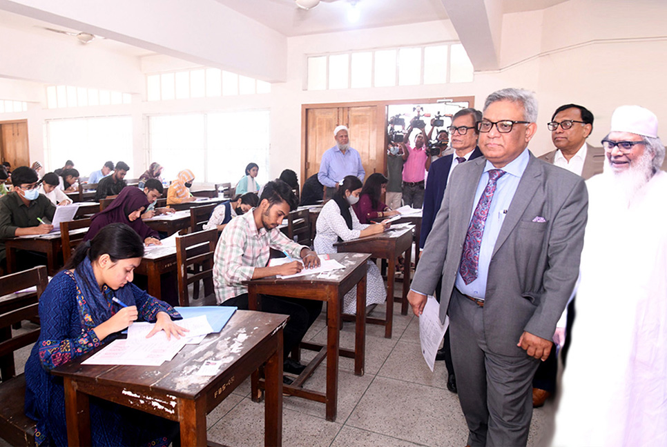 ঢাবি 'গ' ইউনিটের ভর্তি পরীক্ষা অনুষ্ঠিত, প্রতি আসনে লড়েছে ৩৬ জন

