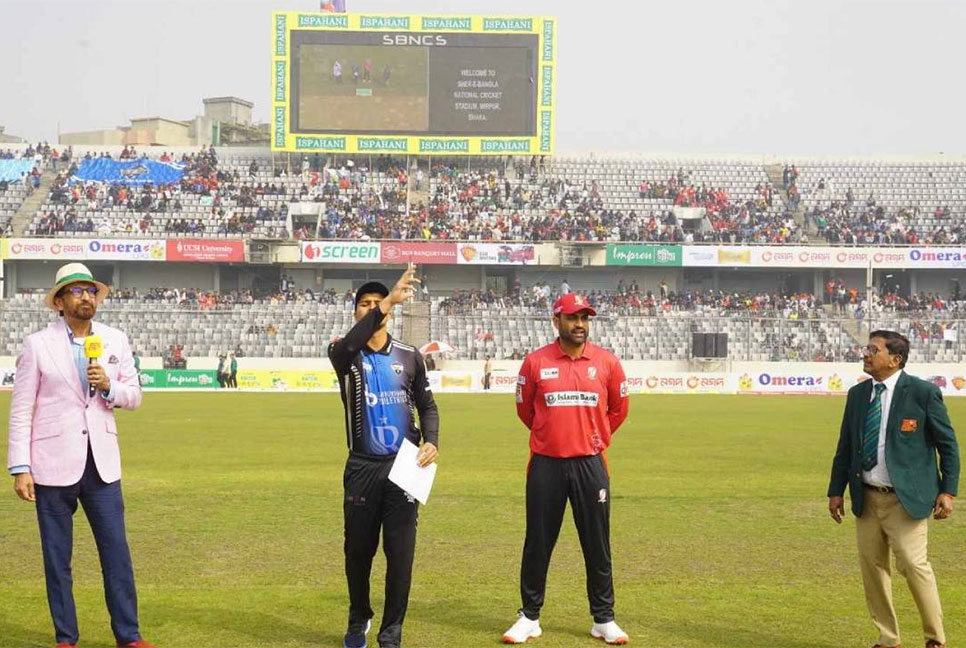 ফাইনালে ওঠার লড়াইয়ে ব্যাটিংয়ে সাকিবের রংপুর