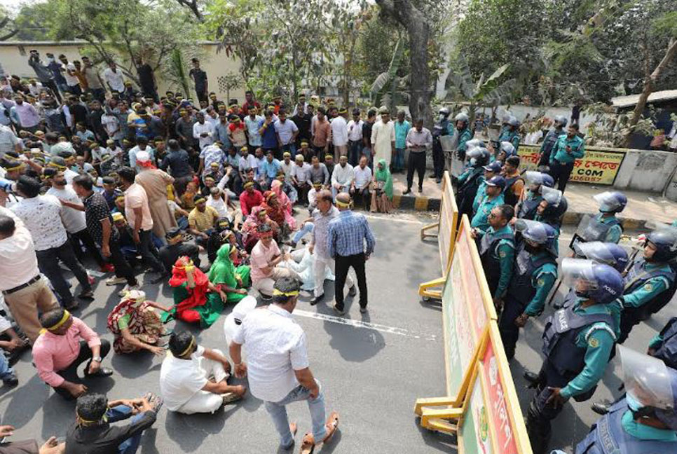 চট্টগ্রামে ছয় দফা দাবিতে হকারদের সড়ক অবরোধ