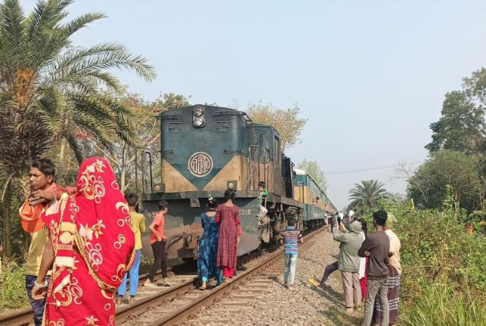 টাঙ্গাইলে ট্রেনের ইঞ্জিন বিকল, ঢাকার সাথে উত্তরের রেল যোগা‌যোগ বন্ধ