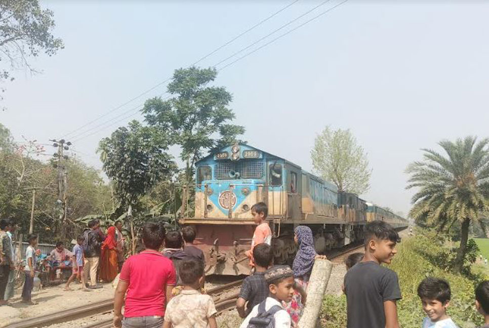 তিন ঘণ্টা পর টাঙ্গাইলে বিকল ট্রেনের ইঞ্জিন সচল 