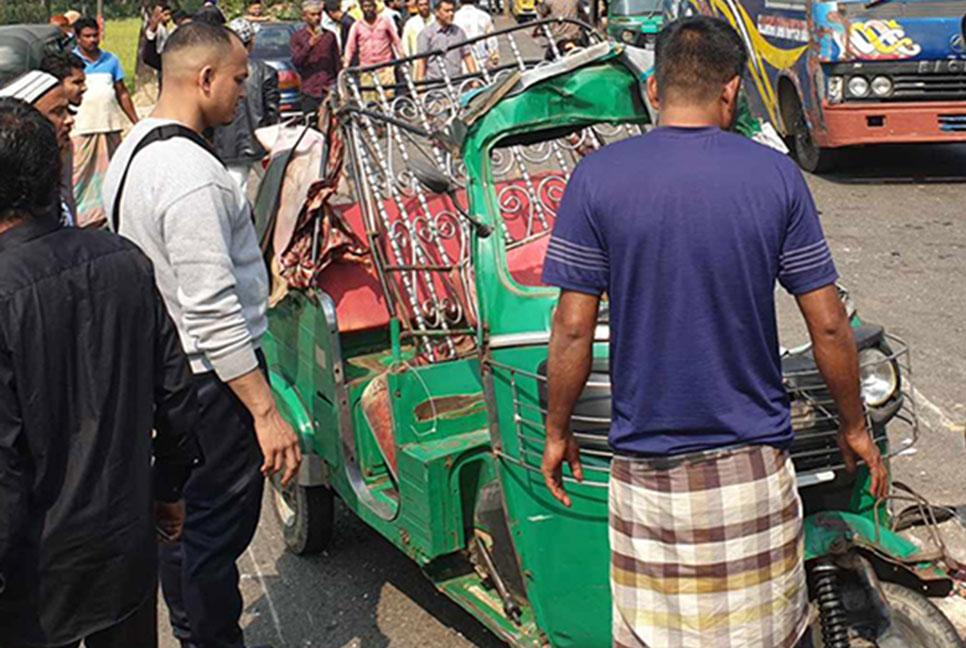 সিলেটে সড়কে ঝরল নারীসহ ৩ জনের প্রাণ